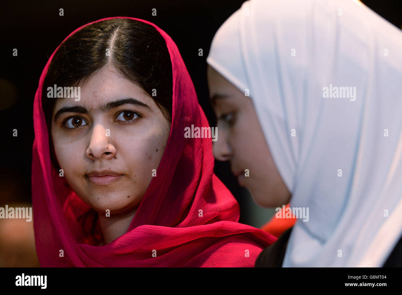 Malala Yousafzai (a sinistra), vincitrice del Premio Nobel per la pace, e il rifugiato siriano Mazoun Almellehan, di 17 anni, ascoltano altri relatori durante il primo evento dedicato all'istruzione alla conferenza "Siria e regione" presso il Queen Elizabeth II Conference Center di Londra. Foto Stock