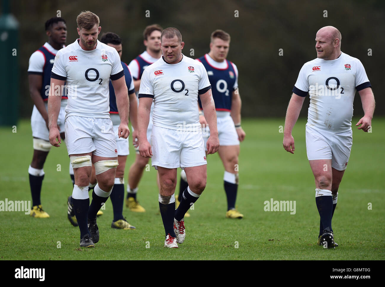 Dylan Hartley in Inghilterra chiacchiera con George Kruis (a sinistra) e Dan Cole (a destra) durante una sessione di allenamento al Pennyhill Park di Bagshot. PREMERE ASSOCIAZIONE foto. Data foto: Giovedì 4 febbraio 2016. Vedi la storia della PA RUGBYU Inghilterra. Il credito fotografico dovrebbe essere: Andrew Matthews/PA Wire. Foto Stock