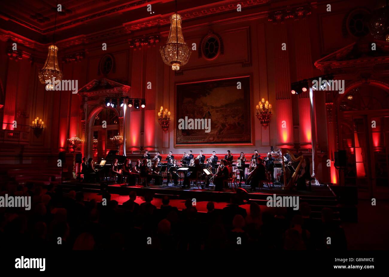 Gli studenti del Royal Welsh College of Music and Drama si esibiscono sul palco in un concerto di gala per il Royal Welsh College of Music and Drama di Buckingham Palace, Londra. Foto Stock