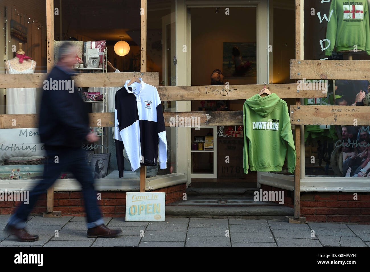 Martedì Shrove. Salì a bordo di negozi ad Ashbourne, Derbyshire, prima della Royal Shrovetide Football Match. Foto Stock