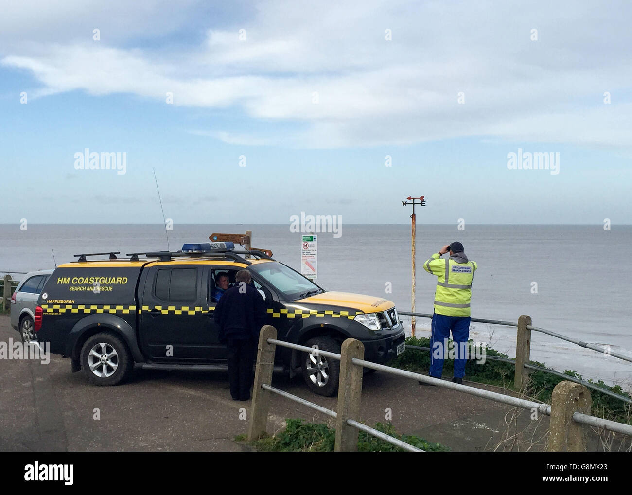 Una guardia costiera alla ricerca di una balena a Overstrand, Norfolk, dopo che un membro del Mundesley Coastguard Rescue Team ha contattato la guardia costiera del Regno Unito subito dopo le 10:00 per segnalare che una balena era di 300 - 400 metri di distanza dalla costa. Foto Stock