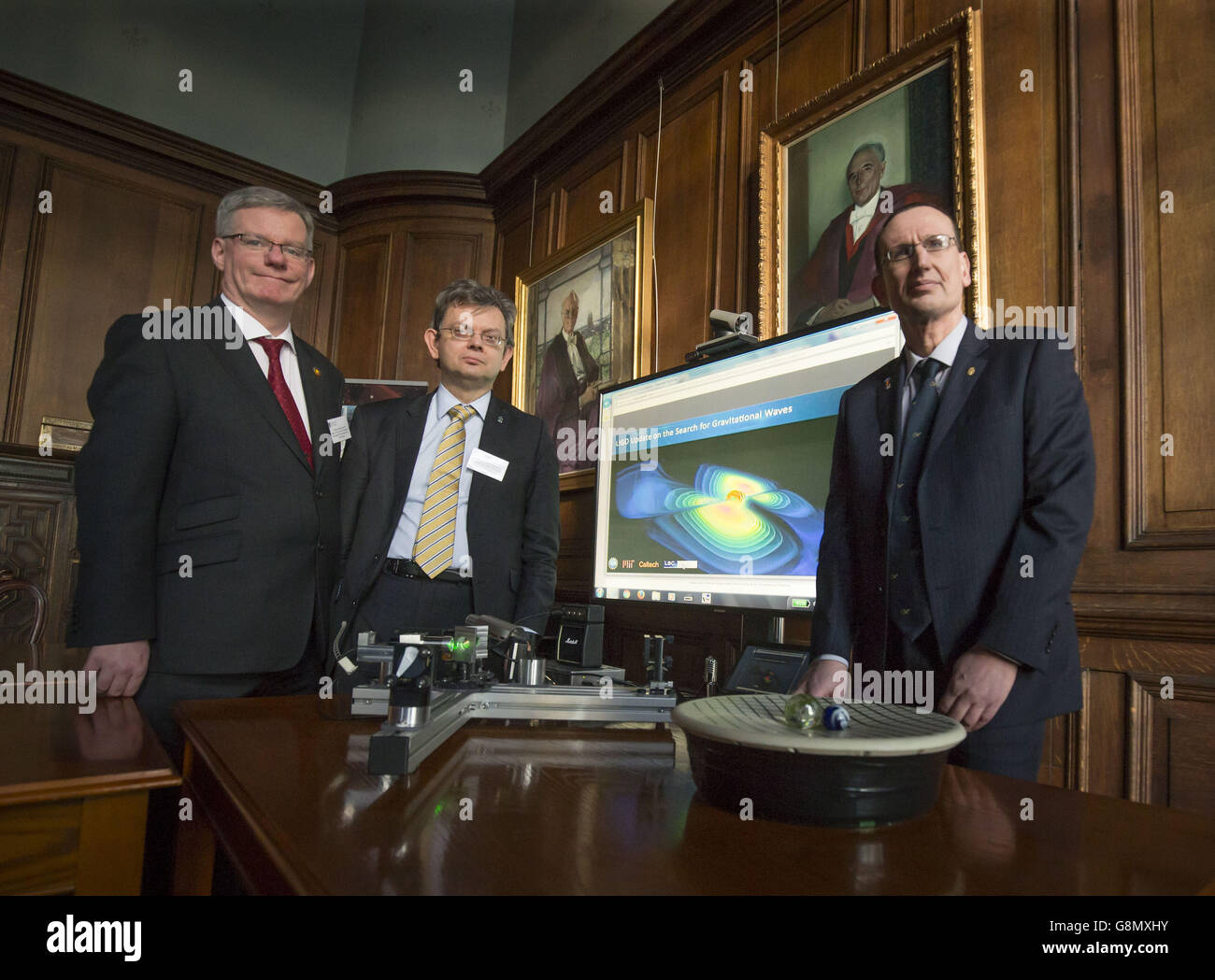 (Da sinistra a destra) Glasgow University Professor Martin Hendry, Glasgow University Principal Anton Muscatelli e Glasgow University Professor Ken Strain sono raffigurati alla Glasgow University con una simulazione computerizzata delle onde di gravità - ondate nello spazio-tempo - che sono state rilevate dagli scienziati un secolo dopo che Albert Einstein aveva predetto la loro esistenza. Foto Stock