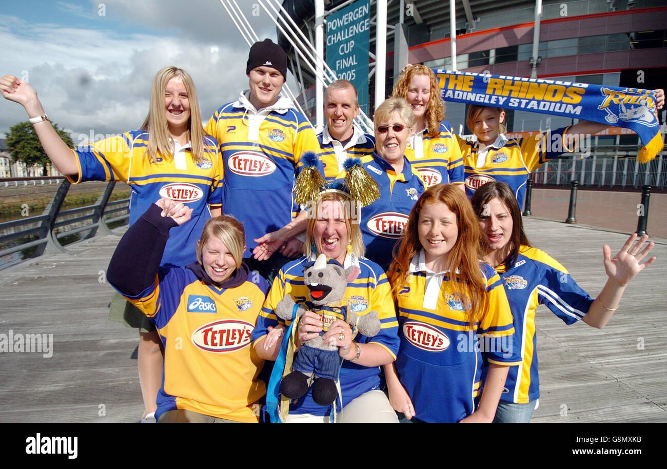 I fan di Leeds Rhinos di Leeds e Wakefield si riuniscono fuori dal Millennium Stadium prima della finale della Powergen Challenge Cup contro Hull a Cardiff, sabato 27 agosto 2005. Vedere la storia di PA RUGBYL Final. PREMERE ASSOCIAZIONE foto. Il credito fotografico dovrebbe essere: Dave Jones/PA. Foto Stock