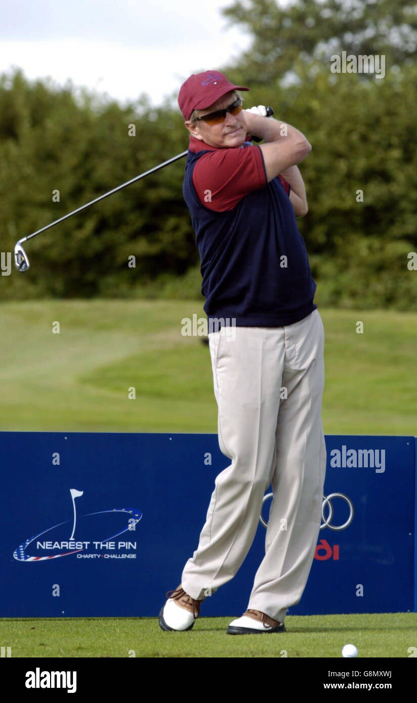 Michael Douglas tee off per la squadra americana duringt He All Star Cup Celebrity torneo di golf Sabato 27 agosto 2005, che si terrà al Celtic Manor Resort vicino a Newport, Galles. Jodie Kidd, Rob Lowe, Chris Evans e Gavin Henson sono tra le celebrità che compongono le due squadre che si confrontano durante l'evento di due giorni vedere la storia della PA SHOWBIZ Golf. PREMERE ASSOCIAZIONE foto. Il credito fotografico dovrebbe essere: Steve Parsons/PA Foto Stock