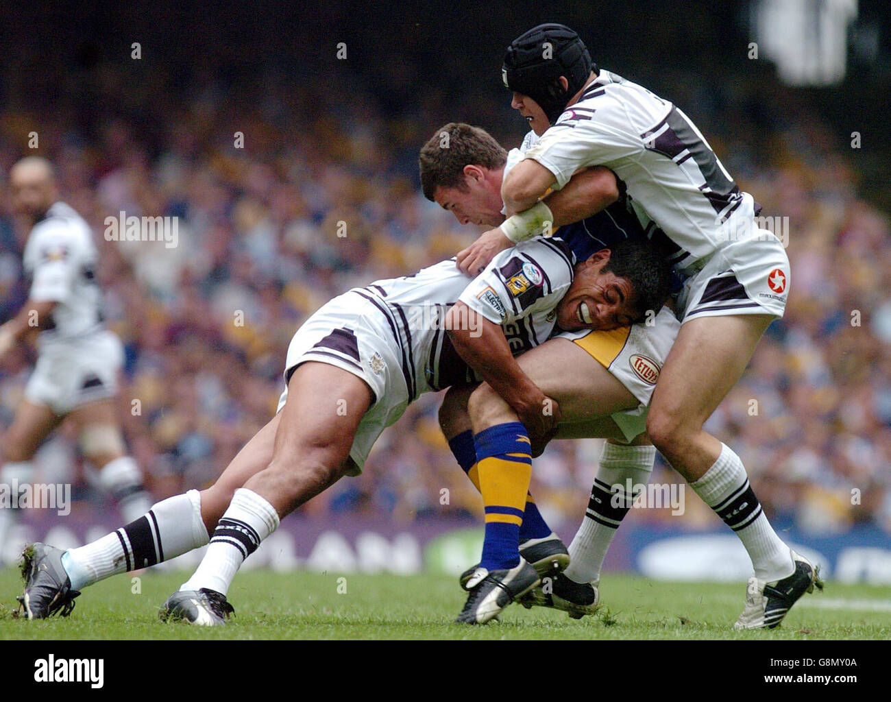 Richard Mathers (C) di Leeds Rhinos è stato ferito dalla difesa di Hull FC durante la finale della Powergen Challenge Cup al Millennium Stadium di Cardiff, sabato 27 agosto 2005. Vedere la storia di PA RUGBYL Final. PREMERE ASSOCIAZIONE foto. Il credito fotografico dovrebbe essere: Dave Jones/PA. SOLO PER USO EDITORIALE Foto Stock