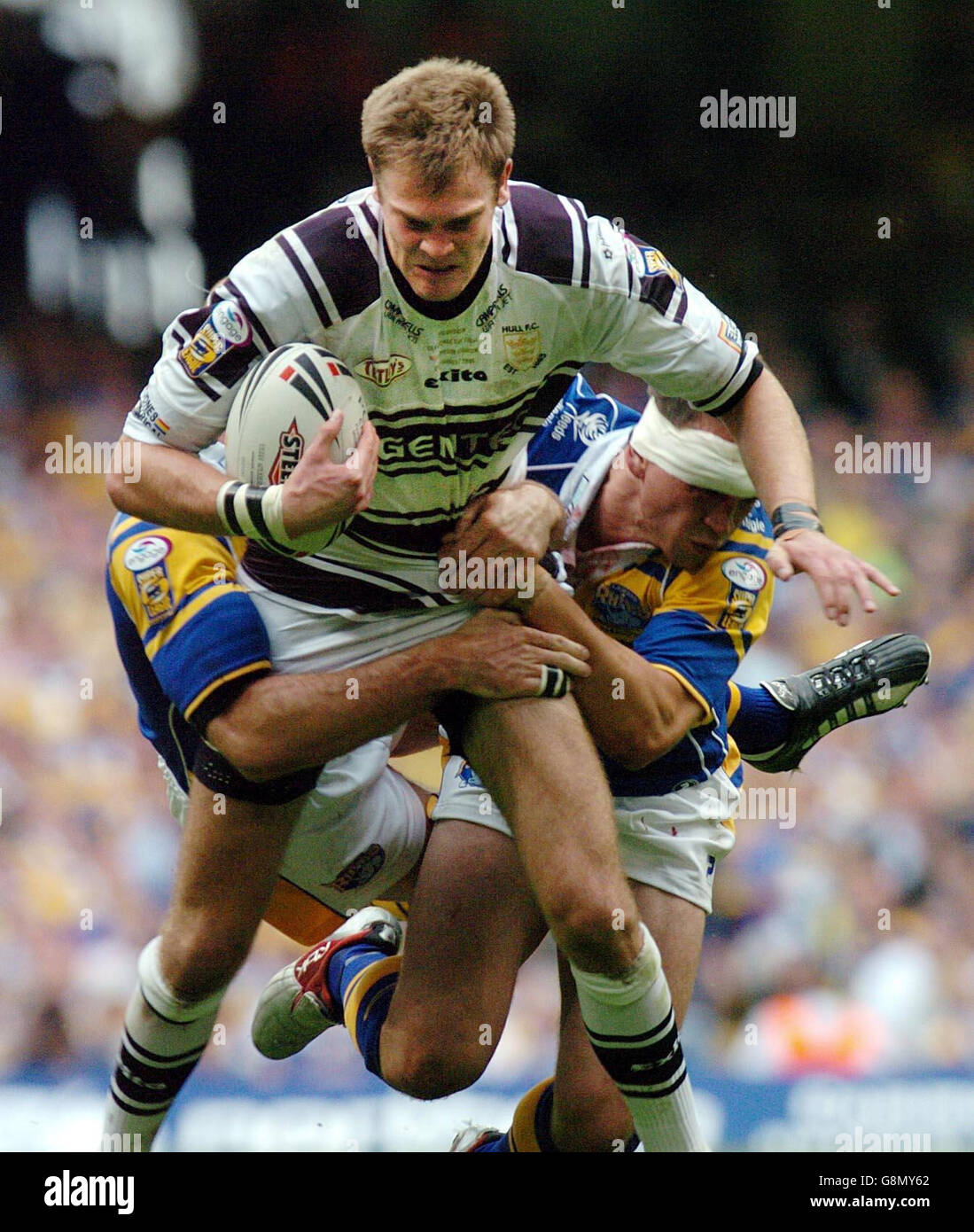 Leeds Rhinos'Keith Senior (R) e Kevin Sinfield si uniscono per affrontare Jamie Thackray (C) del Hull FC durante la finale della Powergen Challenge Cup al Millennium Stadium di Cardiff, sabato 27 agosto 2005. Vedere la storia di PA RUGBYL Final. PREMERE ASSOCIAZIONE foto. Il credito fotografico dovrebbe essere: Dave Jones/PA. Foto Stock