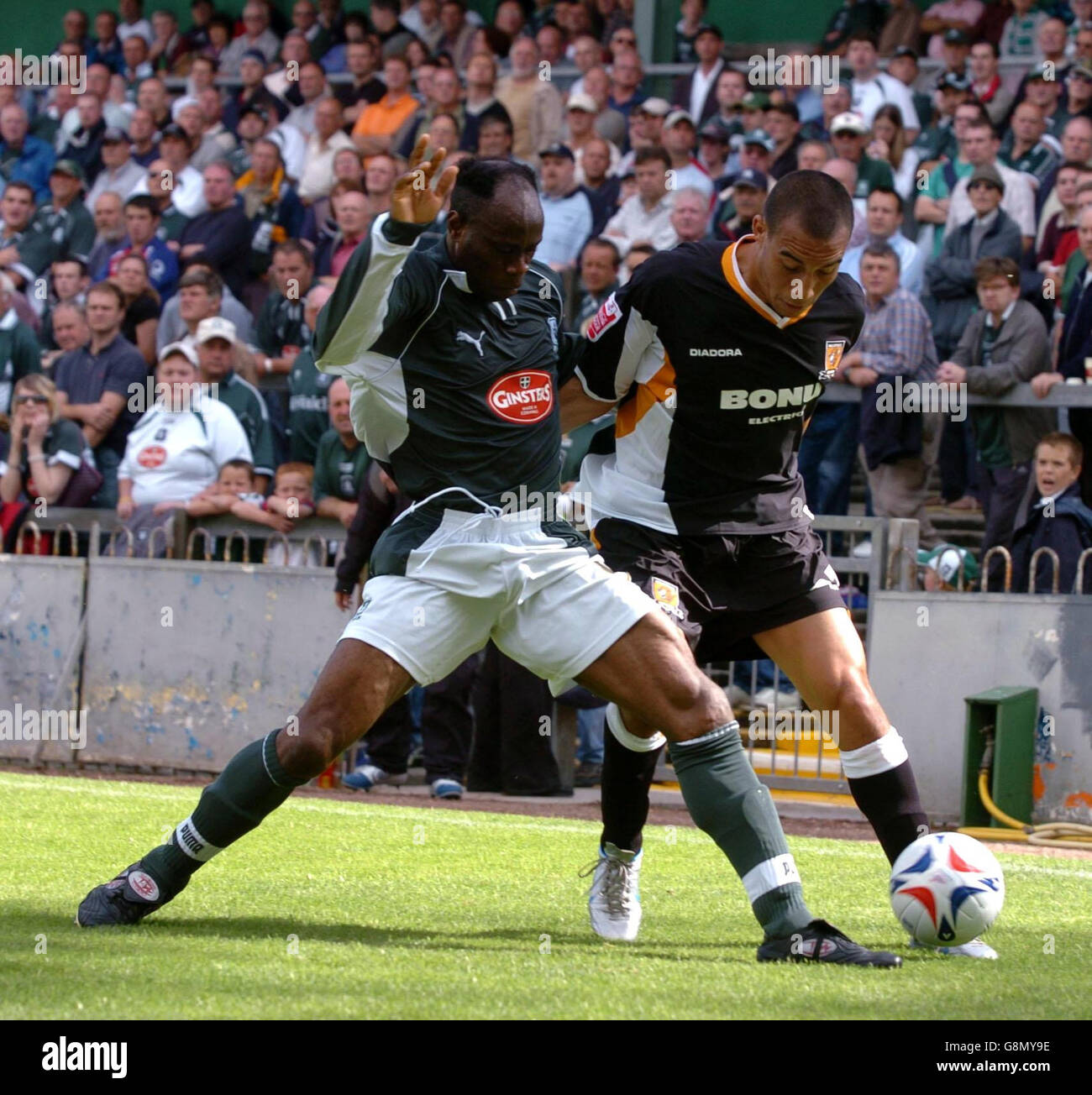 Plymouth's Taribo West (L) batte con Craig Fagan di Hull City per la palla durante la partita del campionato Coca-Cola a Home Park, Plymouth, sabato 27 agosto 2005. PREMERE ASSOCIAZIONE foto. Il credito fotografico dovrebbe essere: Neil Munns/PA . Foto Stock