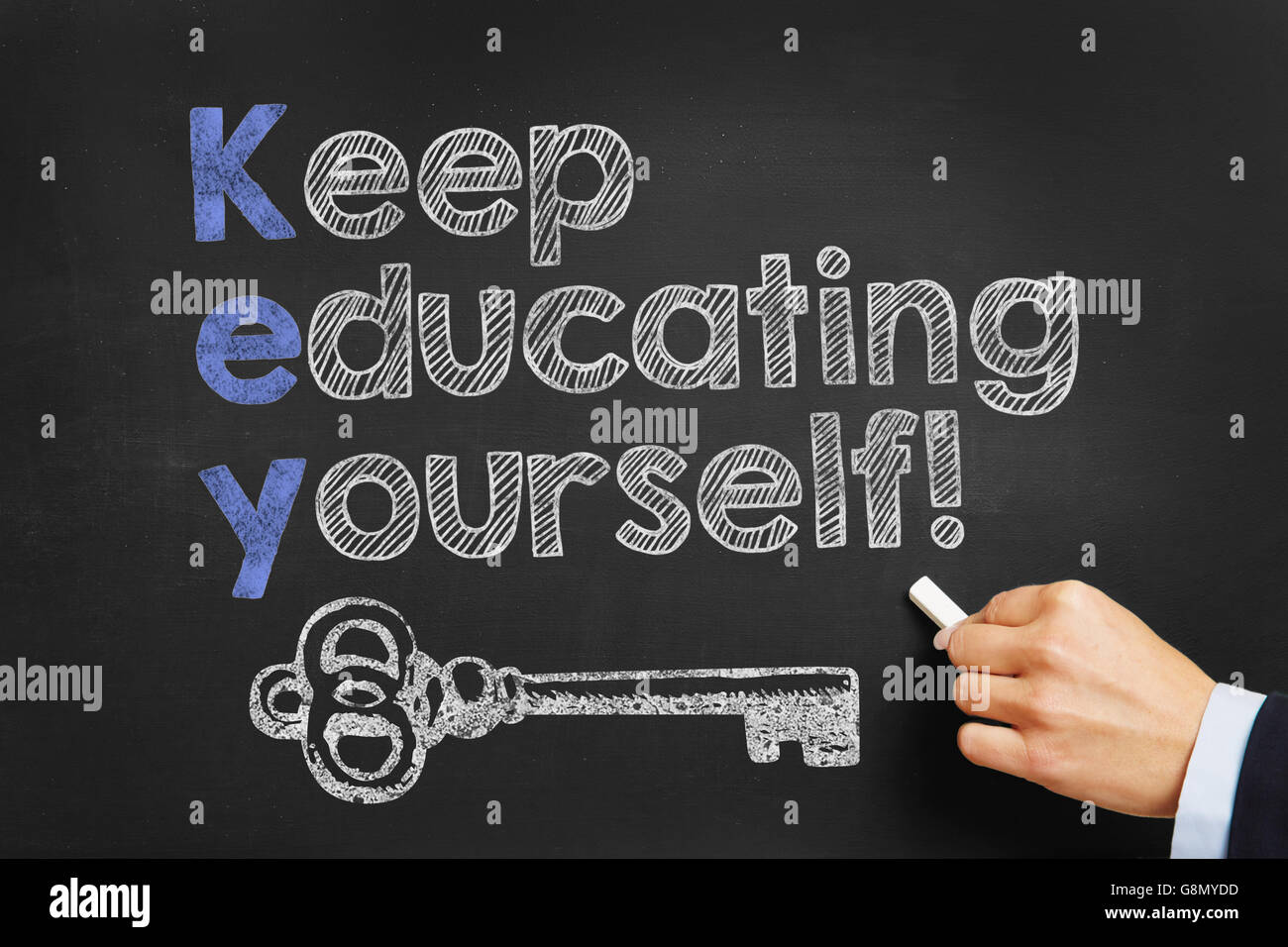 Scrive a mano "Tenere educare se stessi!" sulla lavagna Foto Stock