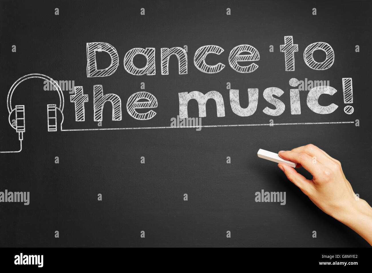 Mano scrive 'Dance per la musica!" sulla lavagna Foto Stock