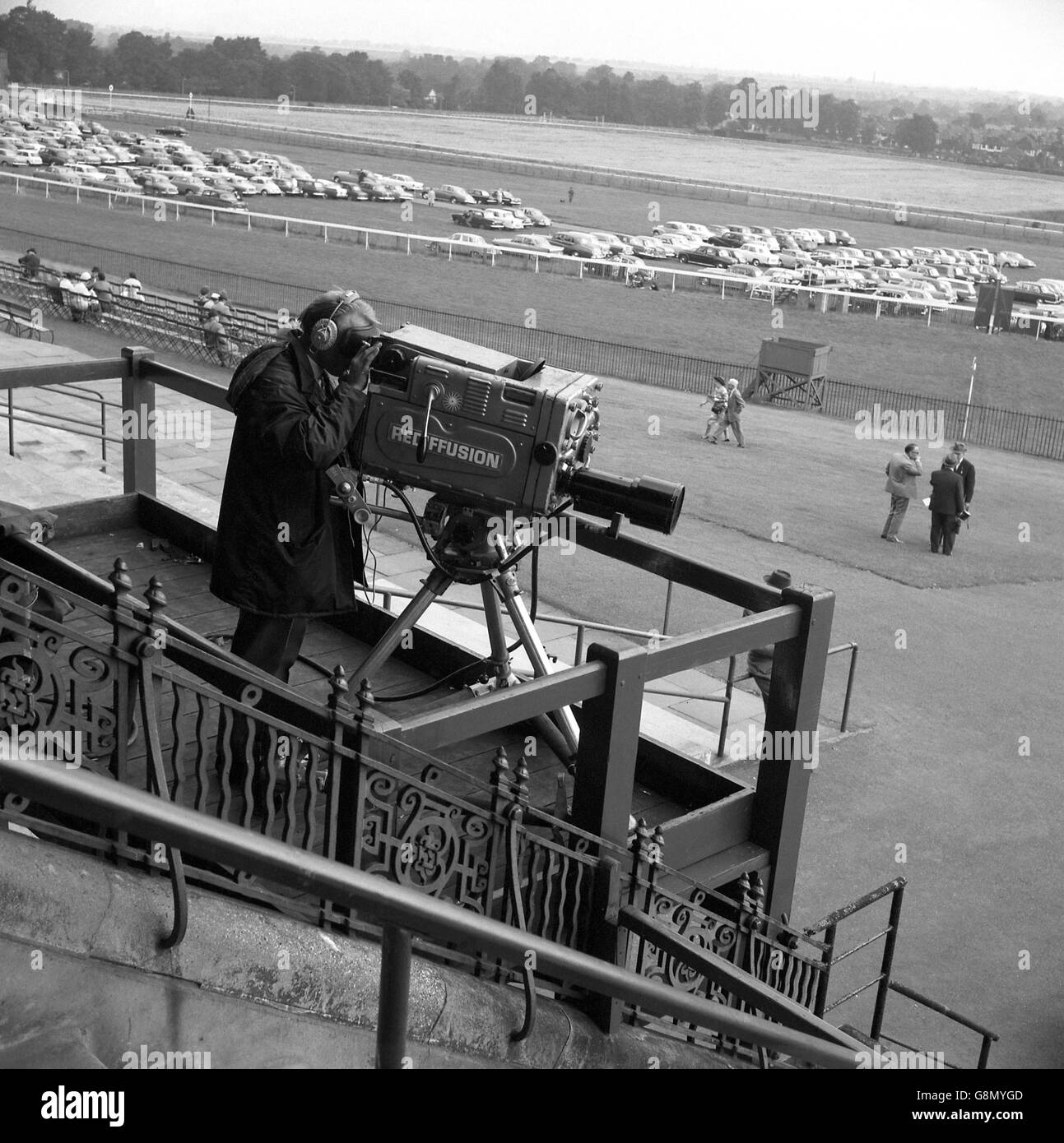 Corse di cavalli - Ippodromo di Sandown Park. Cameraman al lavoro al Sandown Park Racecourse. Foto Stock