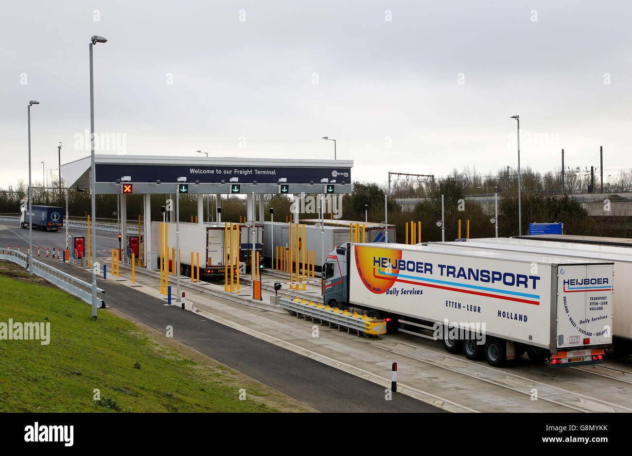 Gli autocarri arrivano a Eurotunnel a Folkestone, Kent, durante l'inaugurazione dell'espansione del terminal merci all'interno del sito. Foto Stock