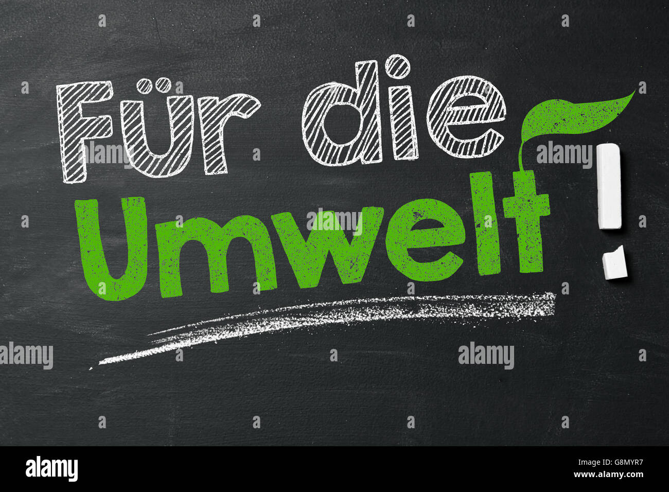 "Für die Umwelt!' auf Tafel mit Kreide Foto Stock