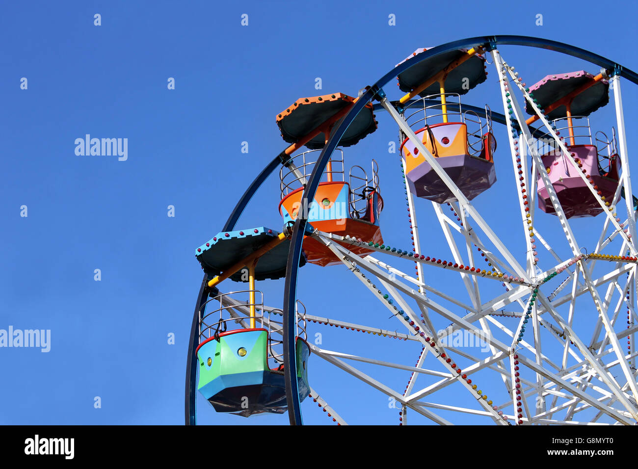 Coloratissima ruota panoramica Ferris ride con cielo blu di sfondo e copiare lo spazio. Foto Stock