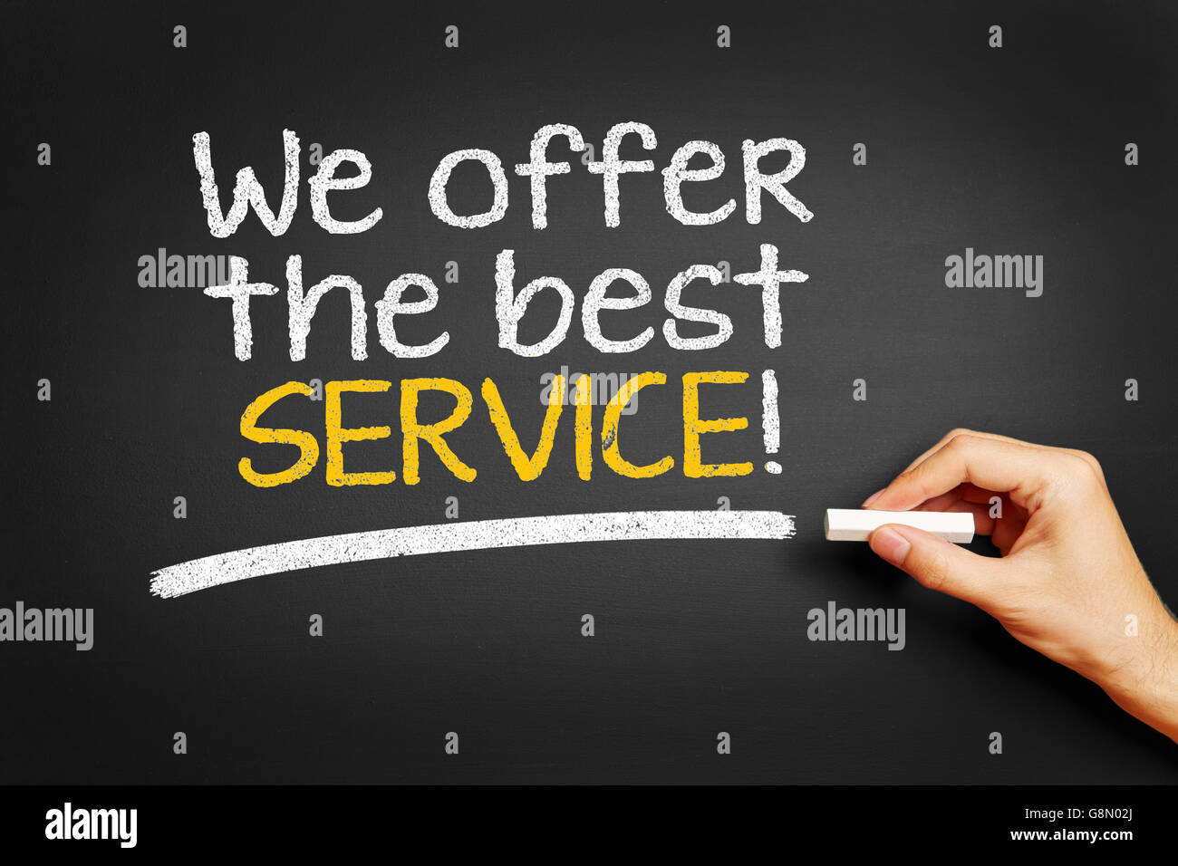 Scrive a mano "Offriamo il miglior servizio" sulla lavagna Foto Stock