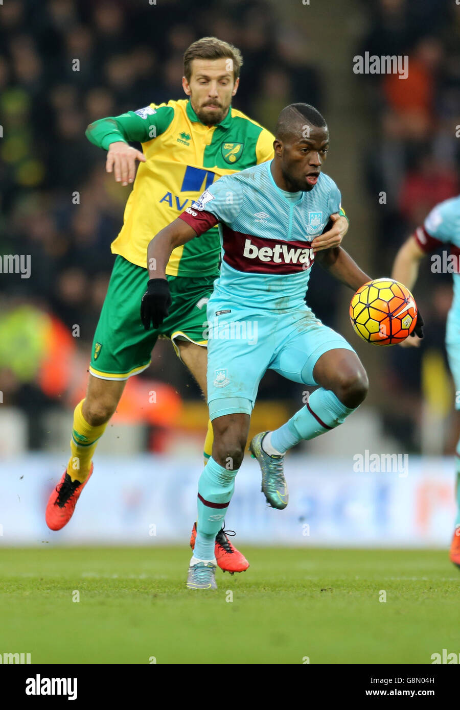 Gary o'Neil di Norwich City (a sinistra) e Enner Valencia di West Ham United per la palla durante la partita della Barclays Premier League a Carrow Road, Norwich. PREMERE ASSOCIAZIONE foto. Data immagine: Sabato 13 febbraio 2016. Guarda la storia di calcio della PA Norwich. Il credito fotografico dovrebbe essere: Chris Radburn/PA Wire. Foto Stock