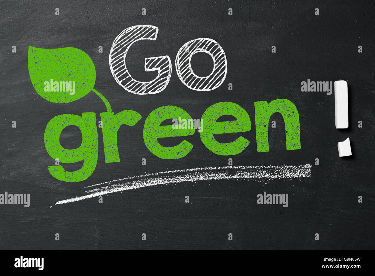 L'espressione "Go Green!" sulla lavagna Foto Stock