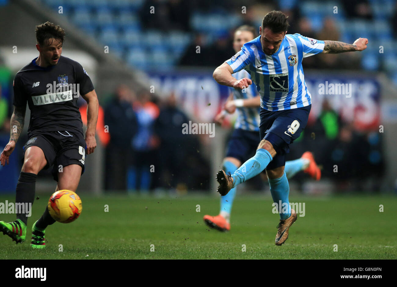 Adam Armstrong di Coventry City segna il suo 2° goal e il 6° nel corso del 6.0 vinci contro la Bury Foto Stock