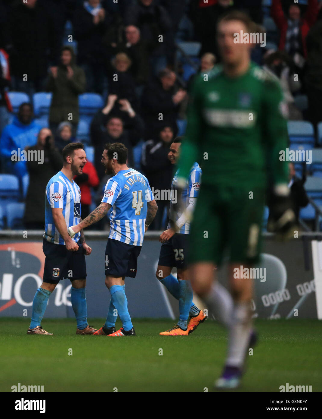 Adam Armstrong di Coventry City festeggia il suo primo goal e. Il 65° nel 6.0 vince contro la Bury Foto Stock
