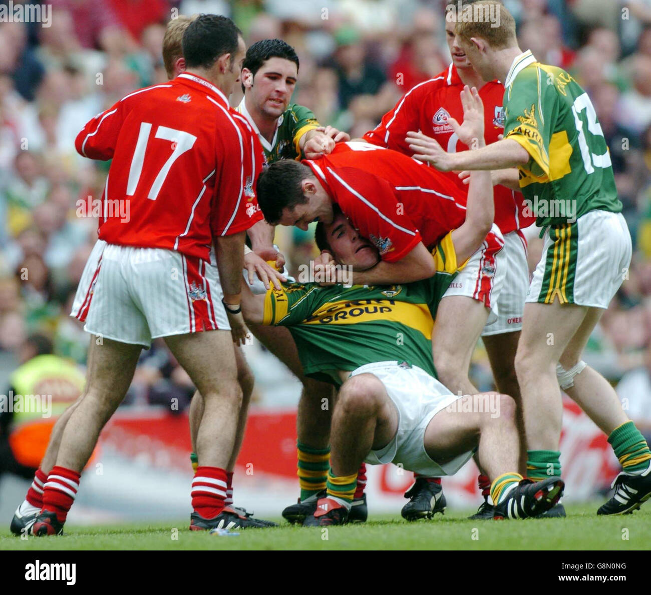 Declan o'Sullivan di Kerry è messo in un headlock da Graham Canty di Cork nella semifinale di All Ireland Football di GAA, domenica 28 agosto 2005, al Croke Park, Dublino, Irlanda. PREMERE ASSOCIAZIONE foto. Il credito fotografico dovrebbe essere: Haydn West/PA Foto Stock