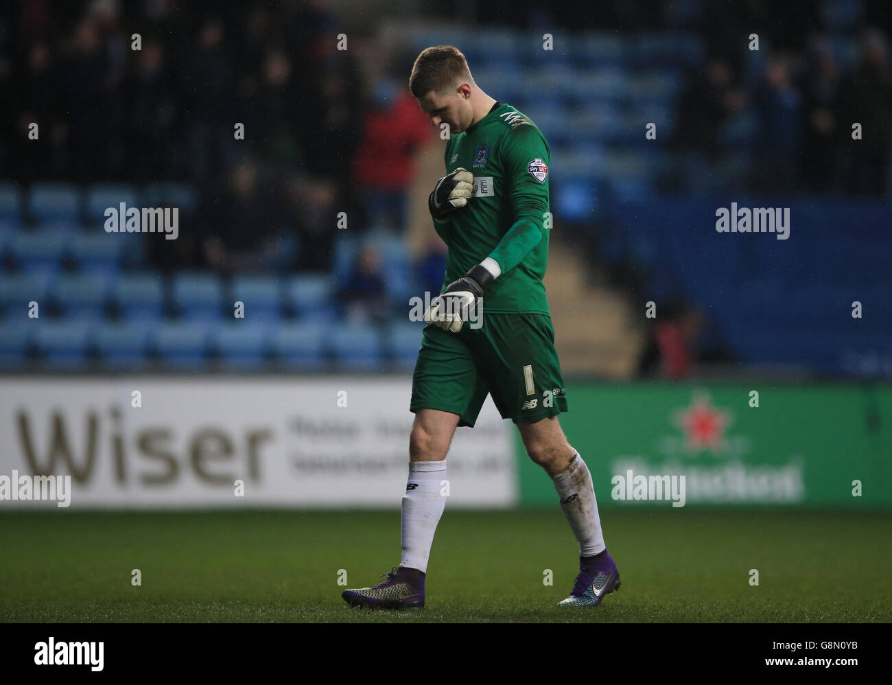 Il portiere di Bury Ian Lawlor mostra la sua disonienza al fischio finale Dopo 6.0 sconfitta via a Coventry City Foto Stock
