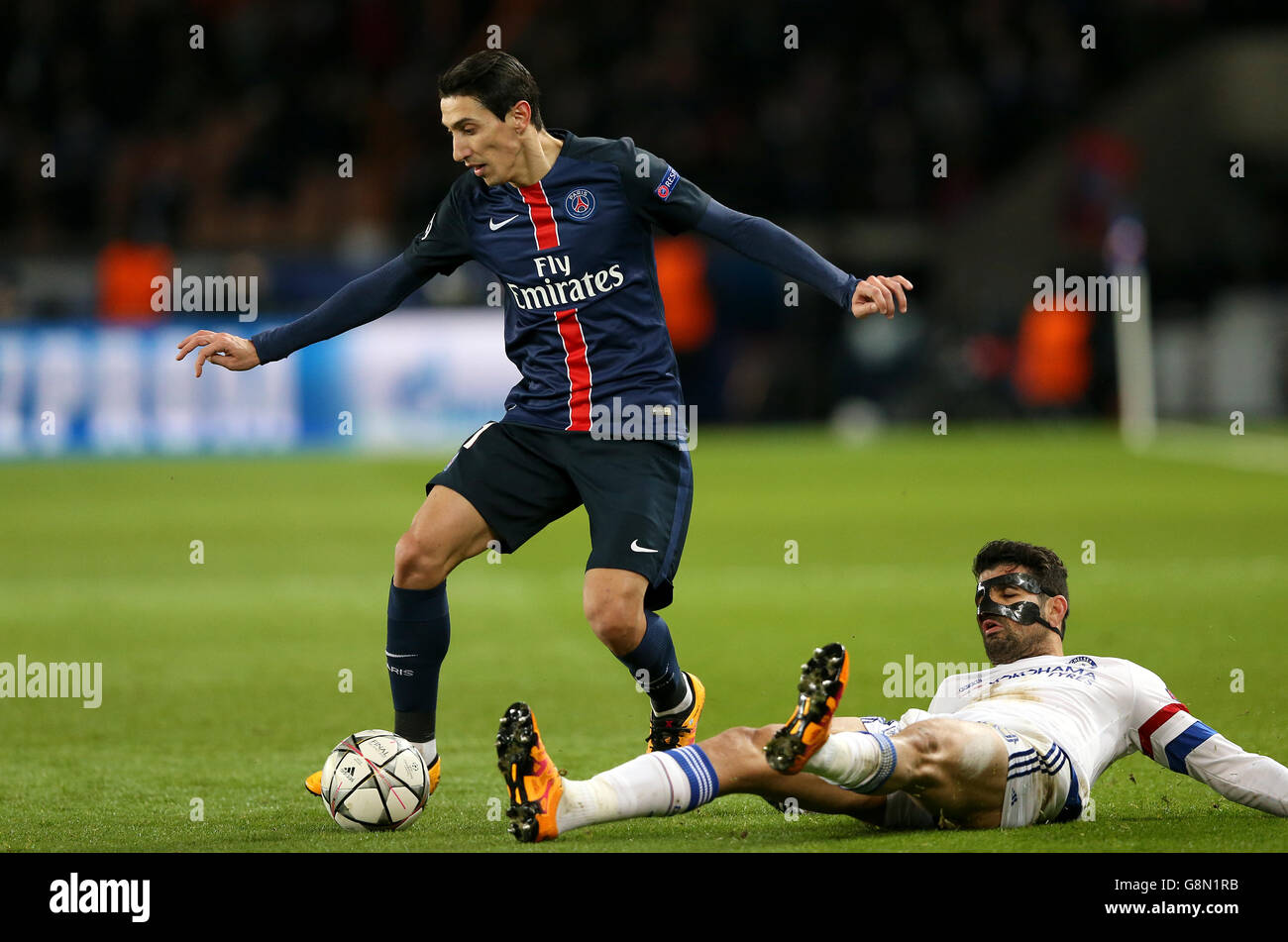 Parigi Saint-Germain / Chelsea - UEFA Champions League - Round of 16 - prima tappa - Parc des Princes. Angelo di Maria di Parigi Saint-Germain (a sinistra) e Diego Costa di Chelsea combattono per la palla. Foto Stock