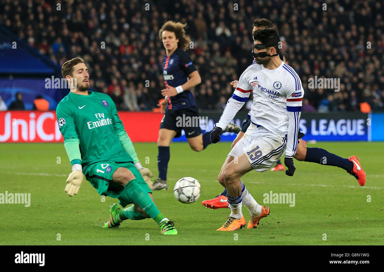 Parigi Saint-Germain / Chelsea - UEFA Champions League - Round of 16 - prima tappa - Parc des Princes. Diego Costa di Chelsea (a destra) non ha la possibilità di superare il portiere di Parigi Saint-Germain Kevin Trapp. Foto Stock