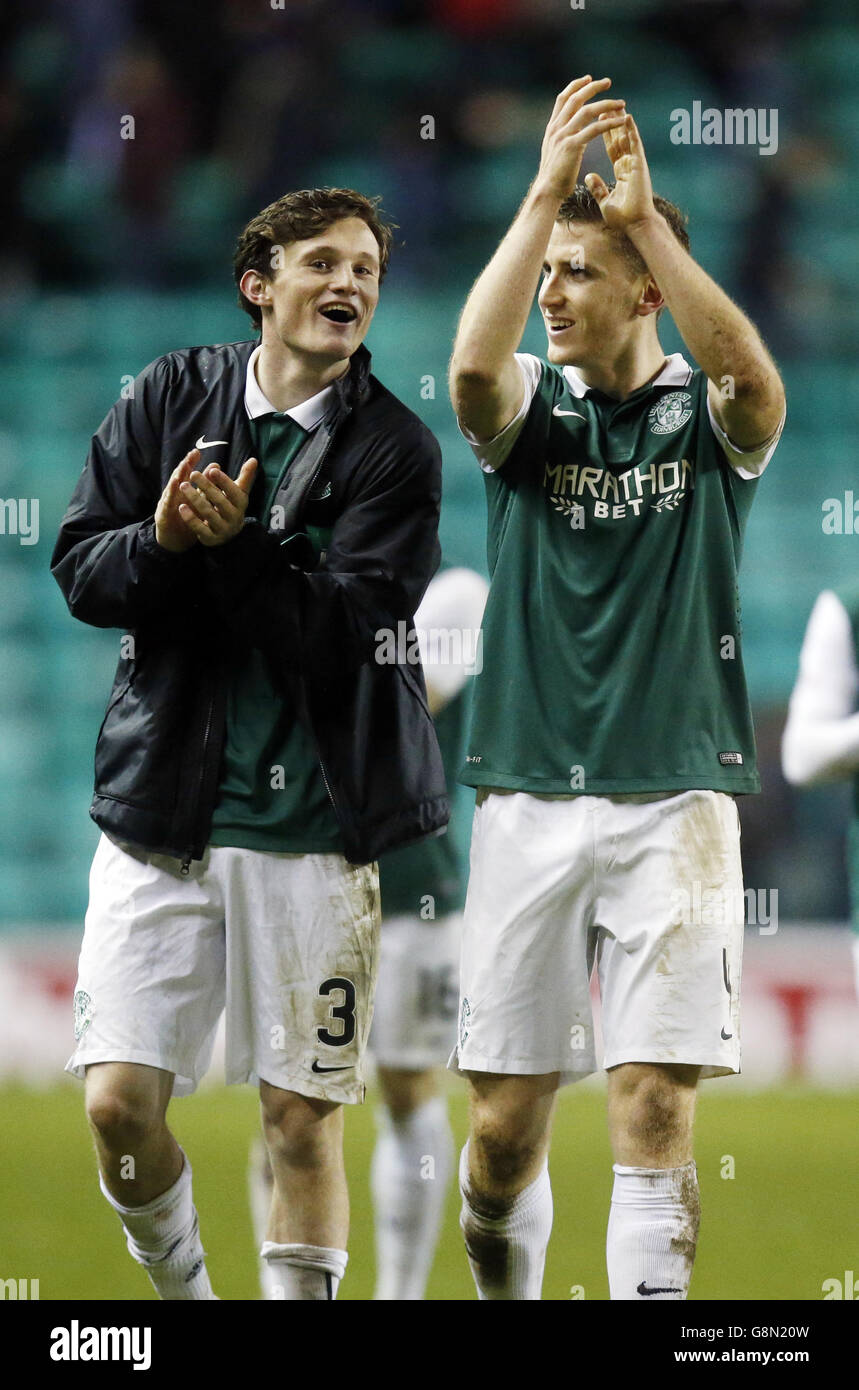 Liam Henderson di Hibernian (a sinistra) e Paul Hanlon celebrano la vittoria alla fine della William Hill Scottish Cup, Fifth Round Replay a Easter Road, Edimburgo. Foto Stock