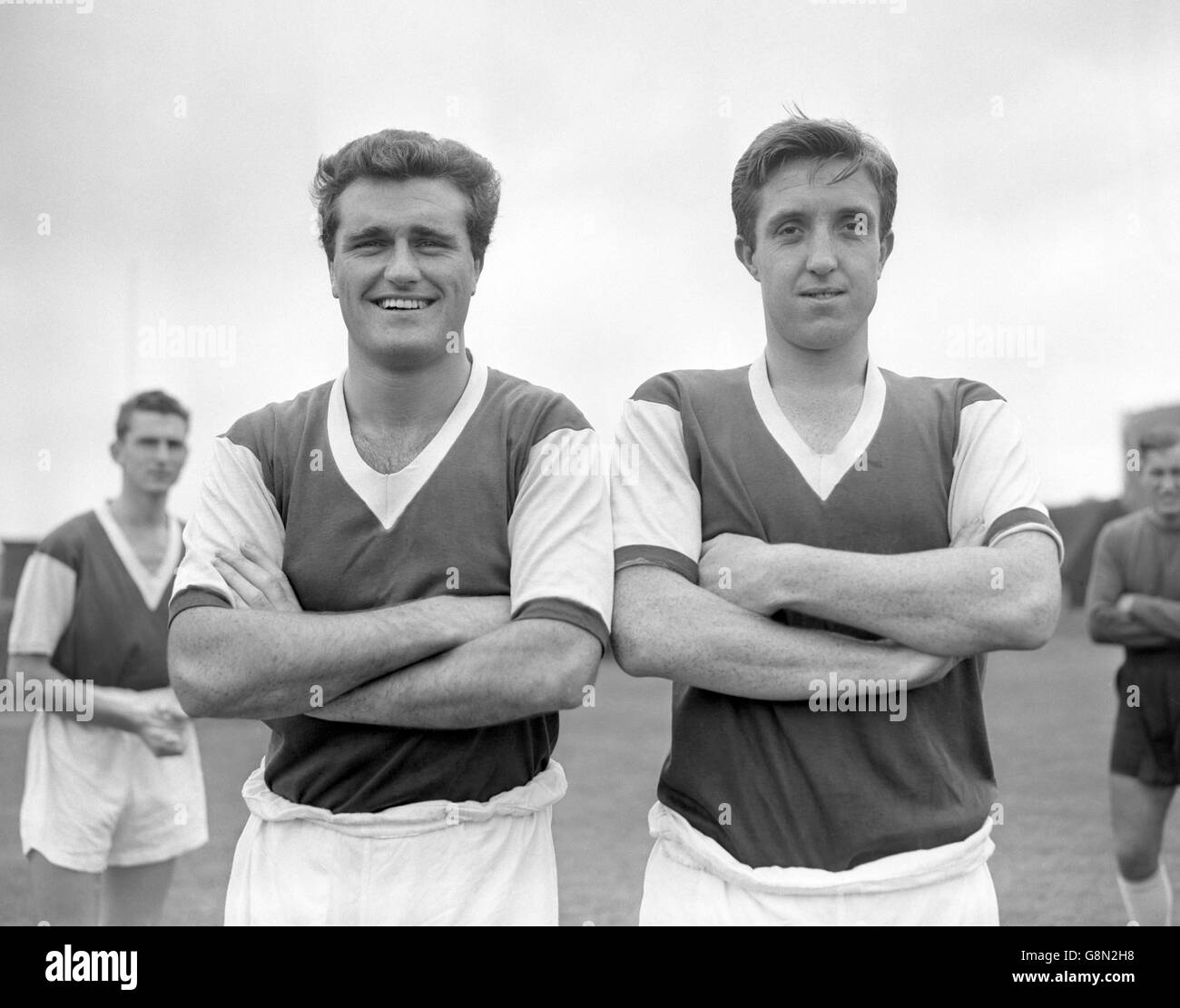 Difensori di West Ham Noel Cantwell (a sinistra) e John Bond. Cantwell era un giocatore dilettante con Cork Athletic prima di trasformarsi in professionista e di unirsi West Ham. Bond è entrato a far parte di West Ham da Colchester ed è ora una figura chiave nell'offerta del team di Londra per la promozione alla prima Divisione. Foto Stock