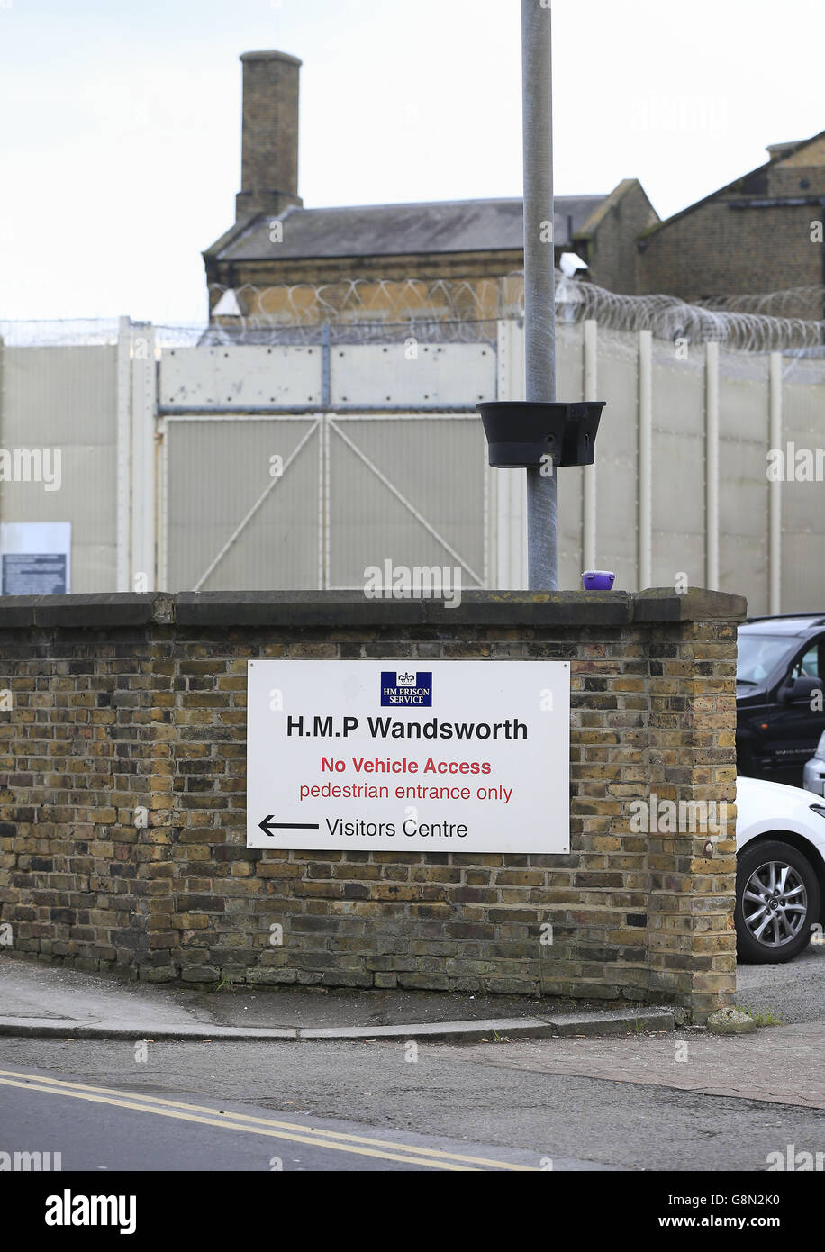 Un cartello all'esterno di HMP Wandsworth, una prigione maschile di categoria B nel sud-ovest di Londra. Foto Stock