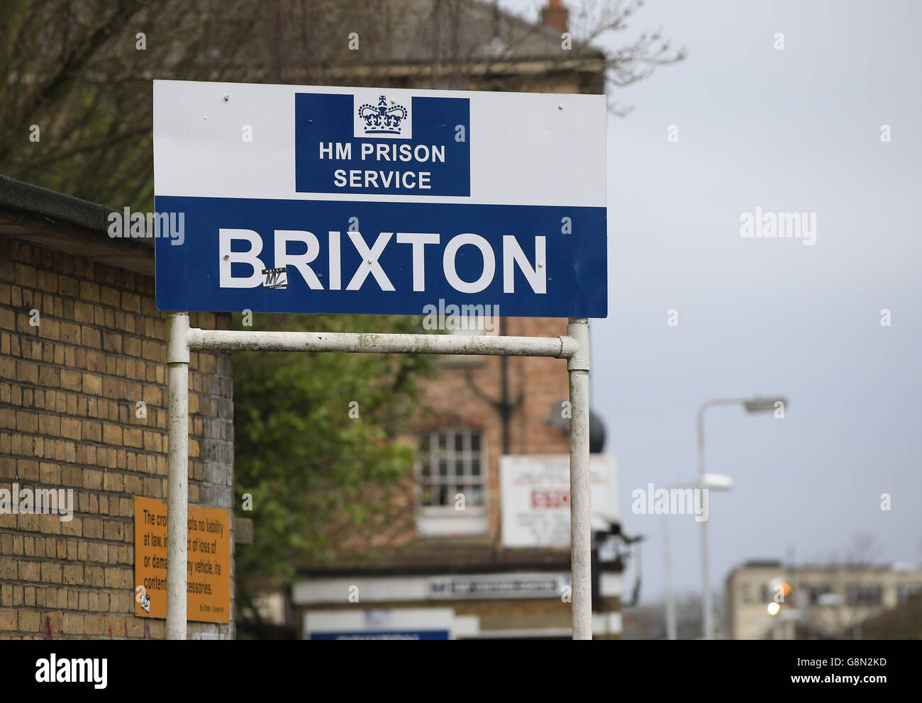 Un cartello all'esterno di HMP Brixton, una prigione di reinsediamento, che ospita prigionieri di categoria C/D nel sud di Londra. Foto Stock