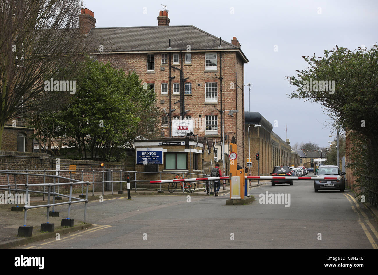 L'entrata principale di HMP Brixton, una prigione di reinsediamento, che ospita prigionieri di categoria C/D nel sud di Londra. Foto Stock