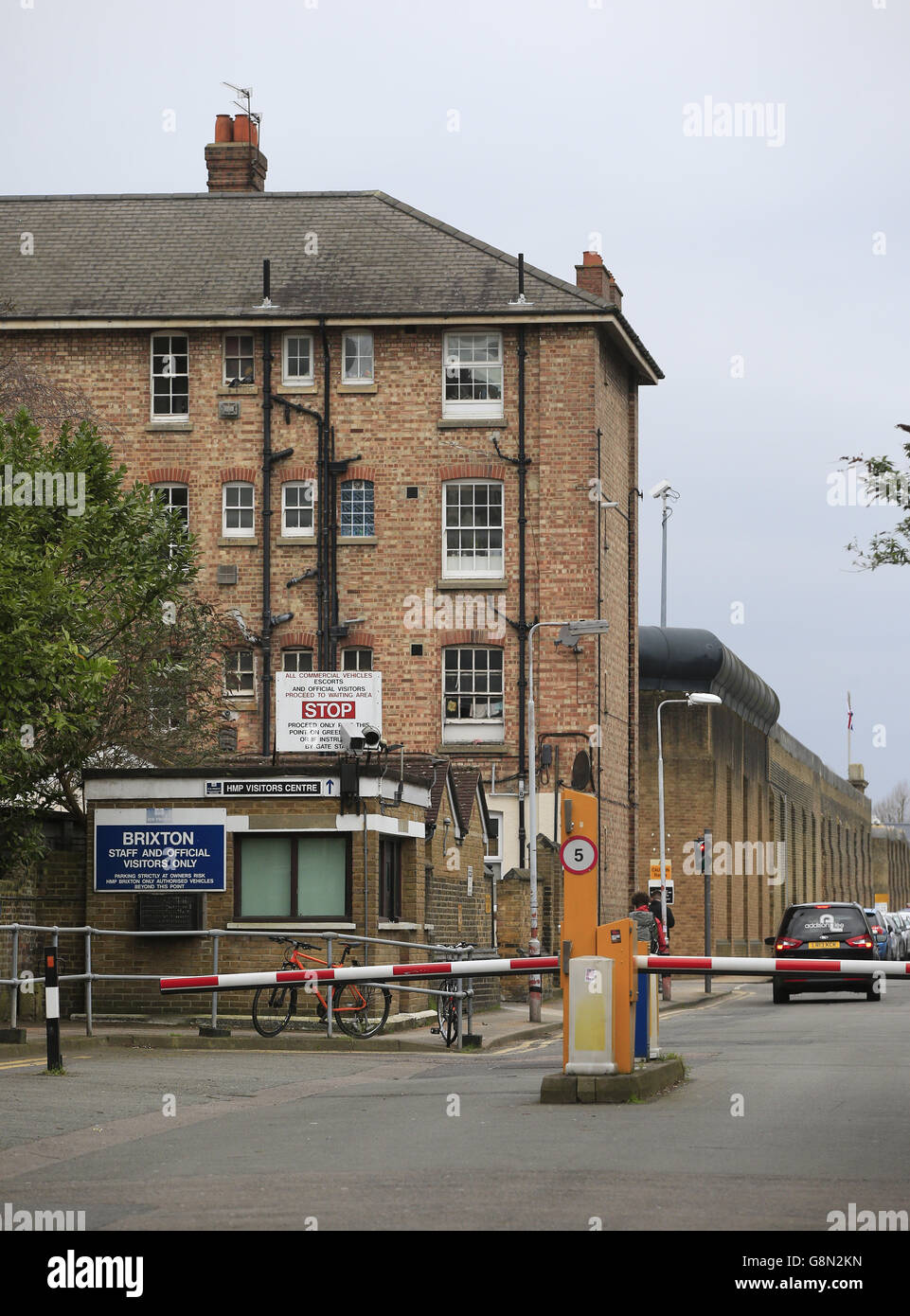 L'entrata principale di HMP Brixton, una prigione di reinsediamento, che ospita prigionieri di categoria C/D nel sud di Londra. Foto Stock