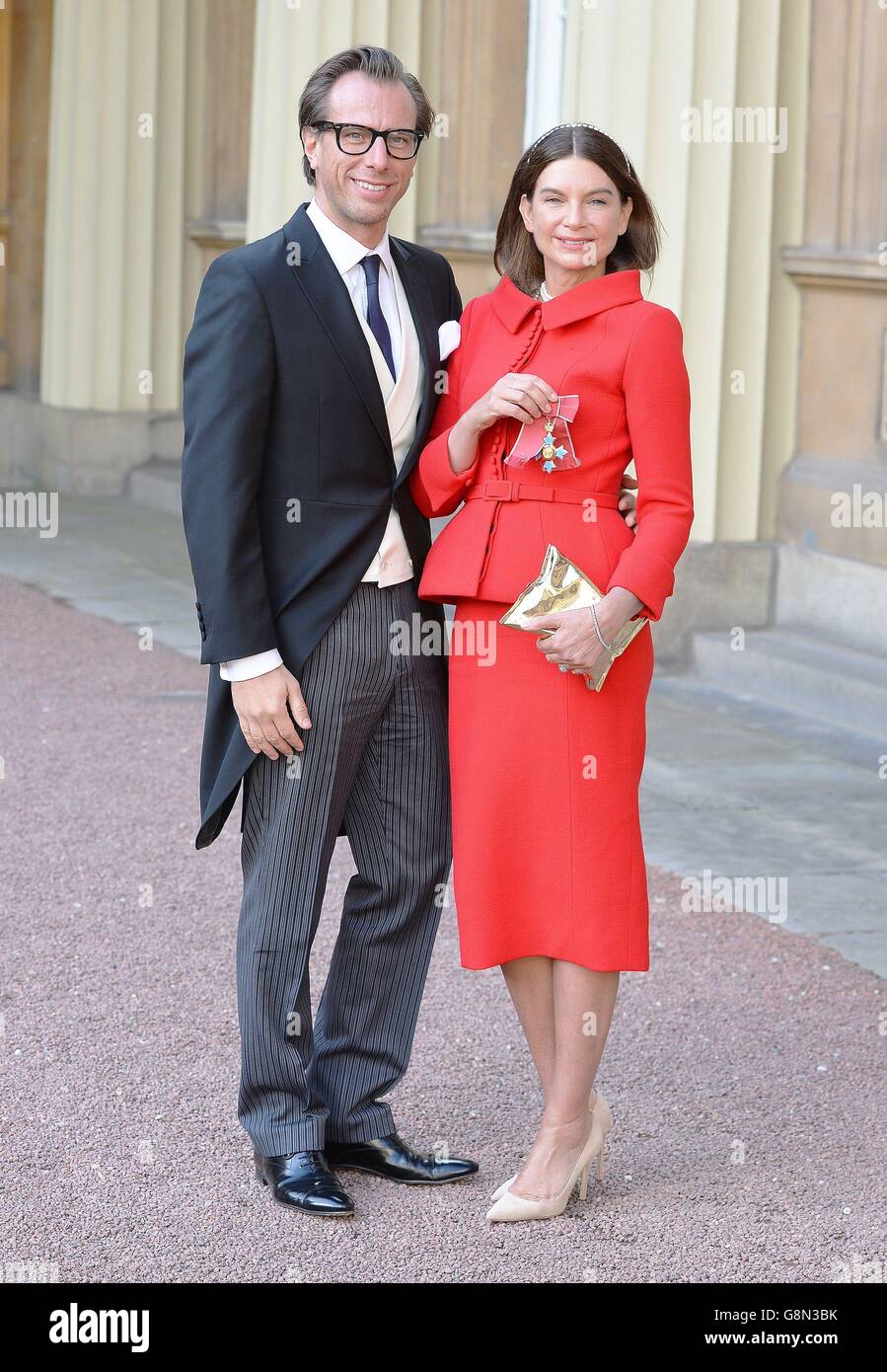 Natalie Massenet, con Erik Torstensson, detiene il suo comandante Insignia,  dopo che le è stato presentato dal Principe di Galles durante una cerimonia  di investitura, a Buckingham Palace, Londra Foto stock -