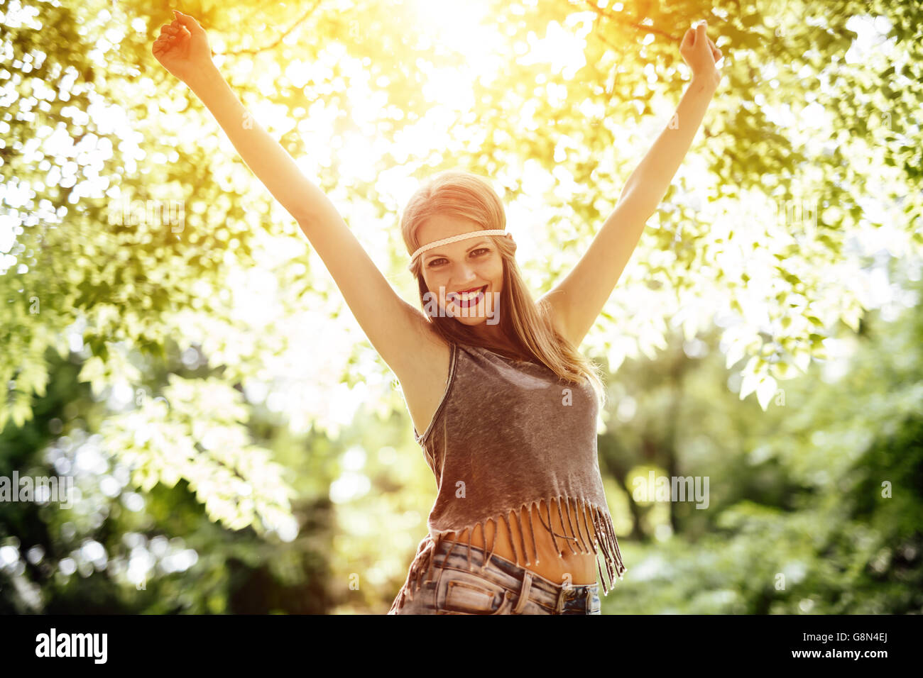 Bella bionda felice hippie in natura Foto Stock