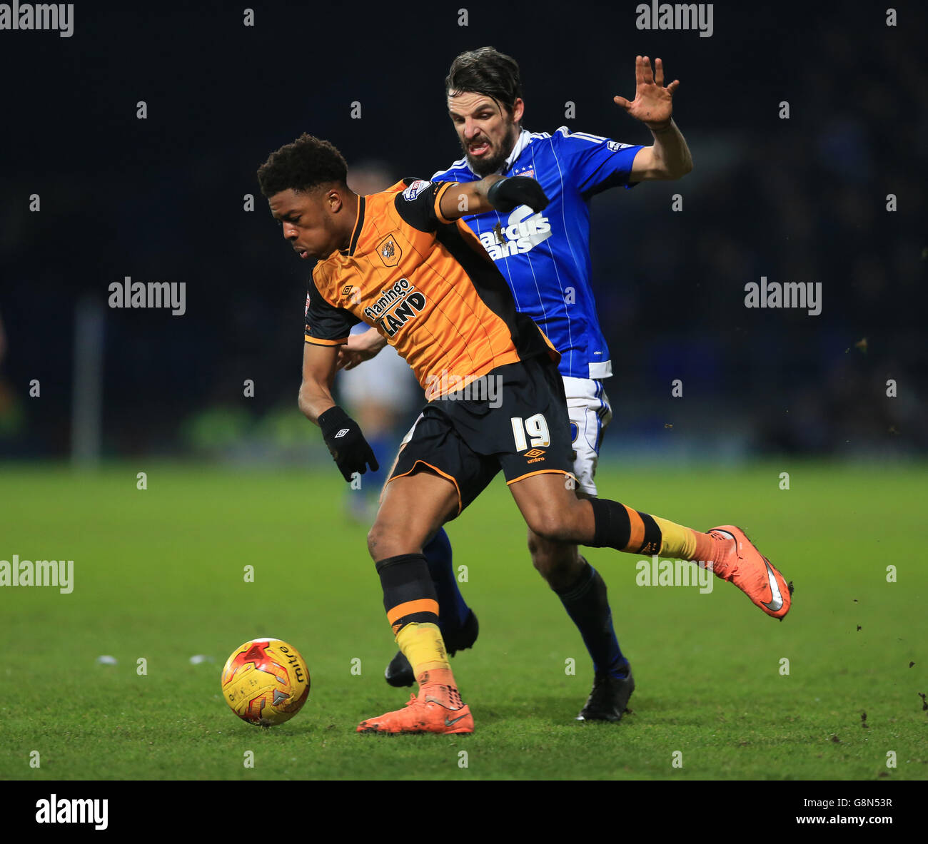 Jonathan Douglas di Ipswich Town e Chuba Akpom di Hull City (fronte) combattono per la palla durante la partita del campionato Sky Bet a Portman Road, Ipswich. Foto Stock