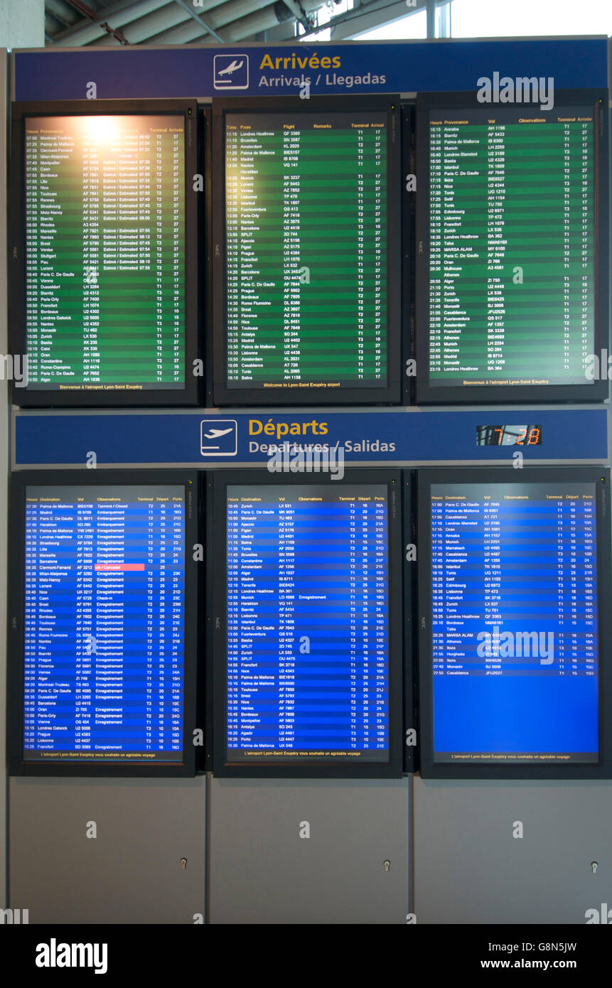 Arrivi e partenze monitor a Saint Exupéry Airport, Lione, Francia, Europa Foto Stock