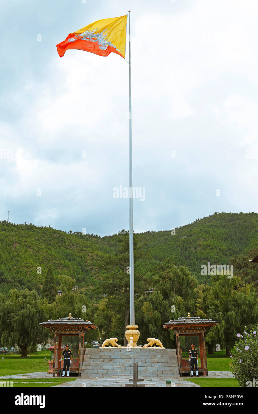 Bandiera del Bhutan e sentinella, Tashichho Dzong, Buddhistic monastero, Thimphu Thimphu distretto, Bhutan Foto Stock