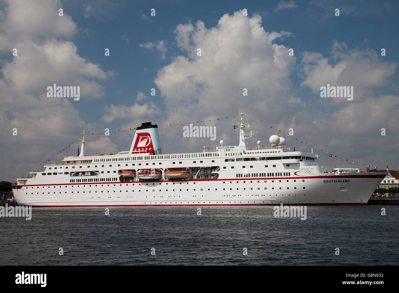 MS Deutschland crociera, Mar Baltico spa resort di Travemuende, Baia di Lubecca, Schleswig-Holstein, PublicGround Foto Stock