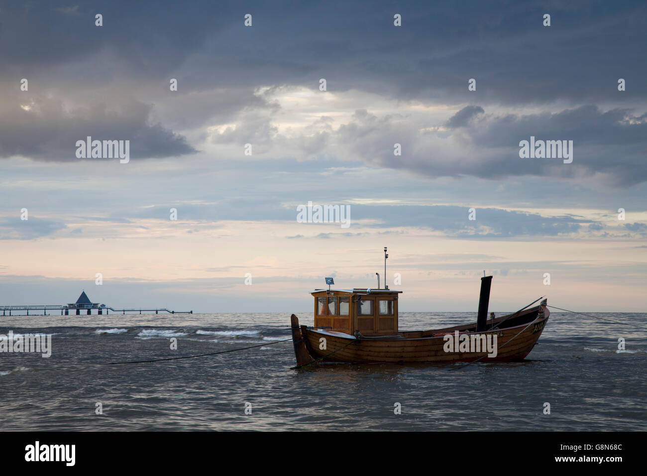 Nuvole scure sul Mar Baltico, barca da pesca, Ahlbeck località balneare, Kaiserbad, Usedom, Mar Baltico Foto Stock