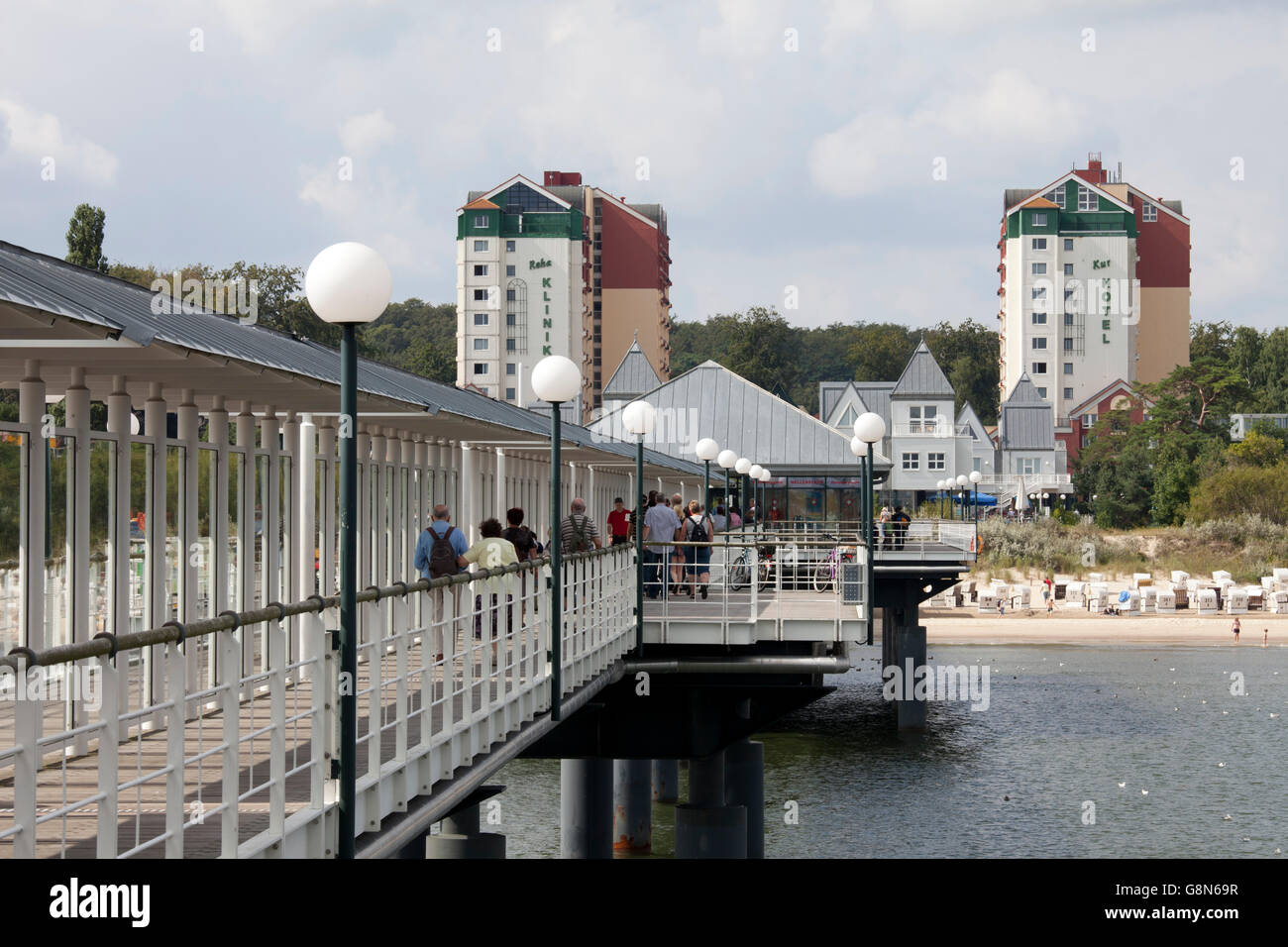 Heringsdorf località balneare, città, pier, clinica di riabilitazione, spa hotel e la spiaggia come si vede dal molo, Usedom, Mar Baltico Foto Stock
