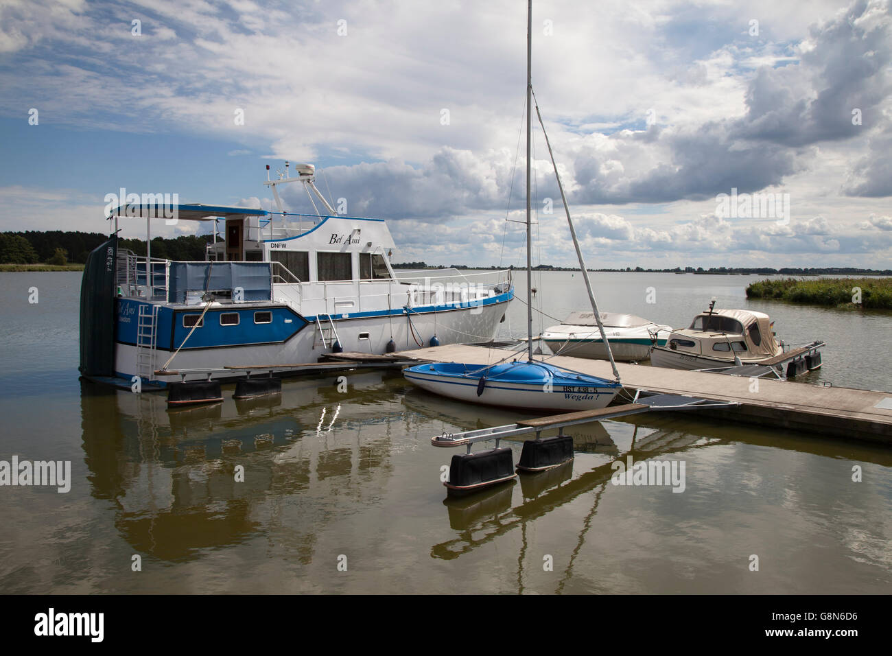 Barca a un pontile sul lago Usedomer vedere, città di Usedom, isola di Usedom, Meclemburgo-Pomerania, Mar Baltico, PublicGround Foto Stock