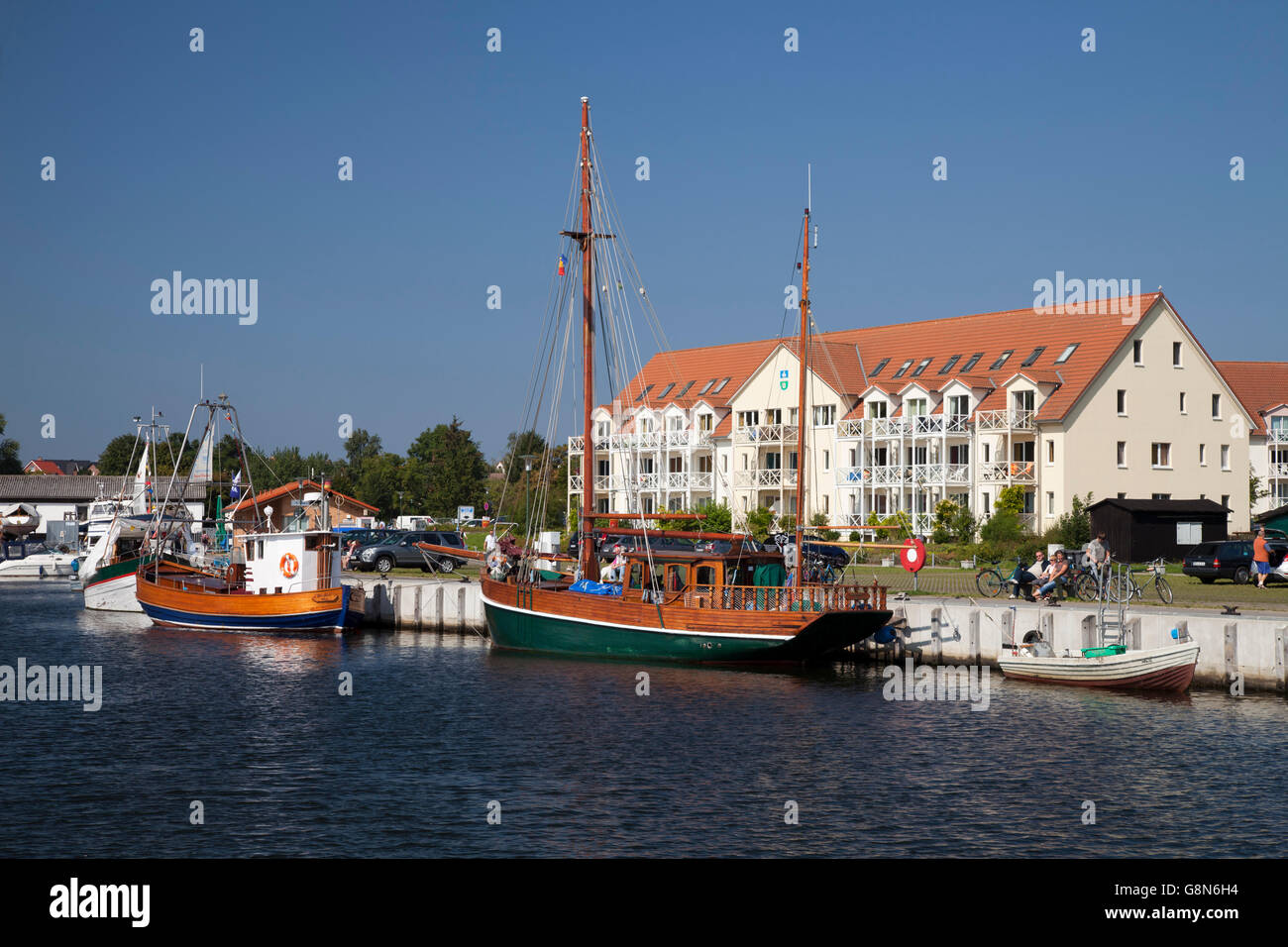 Le barche nel porto, Mar Baltico località di Kirchdorf, Poel Isola, Meclemburgo-Pomerania Occidentale Foto Stock