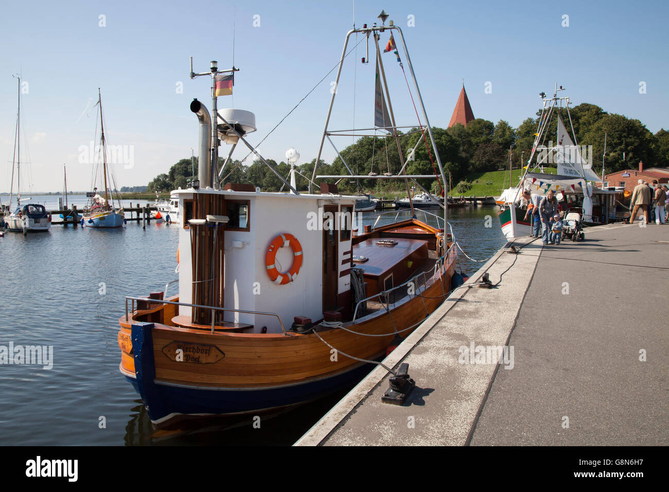 La pesca in barca nel porto del Mar Baltico località di Kirchdorf, Poel Isola, Meclemburgo-Pomerania Occidentale Foto Stock