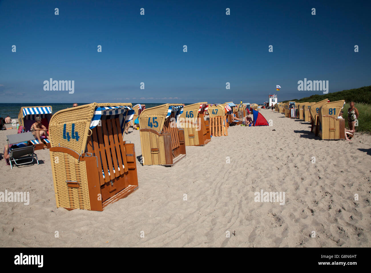 In vimini con tetto di sedie a sdraio sulla spiaggia, Mar Baltico località di Timmendorf, Poel Isola, Meclemburgo-Pomerania Occidentale Foto Stock