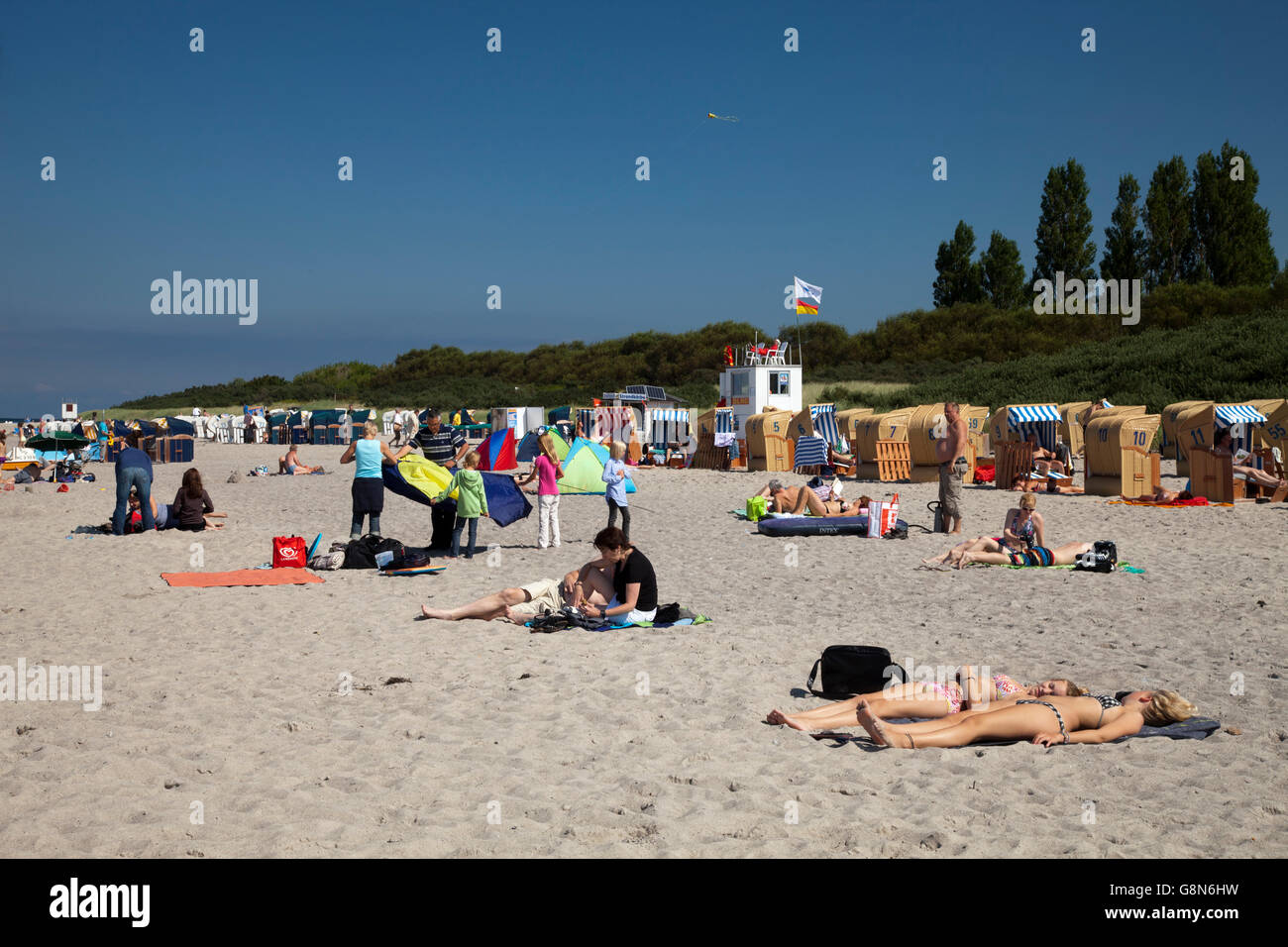 I turisti sulla spiaggia del Mar Baltico località di Timmendorf, Poel Isola, Meclemburgo-Pomerania Occidentale Foto Stock