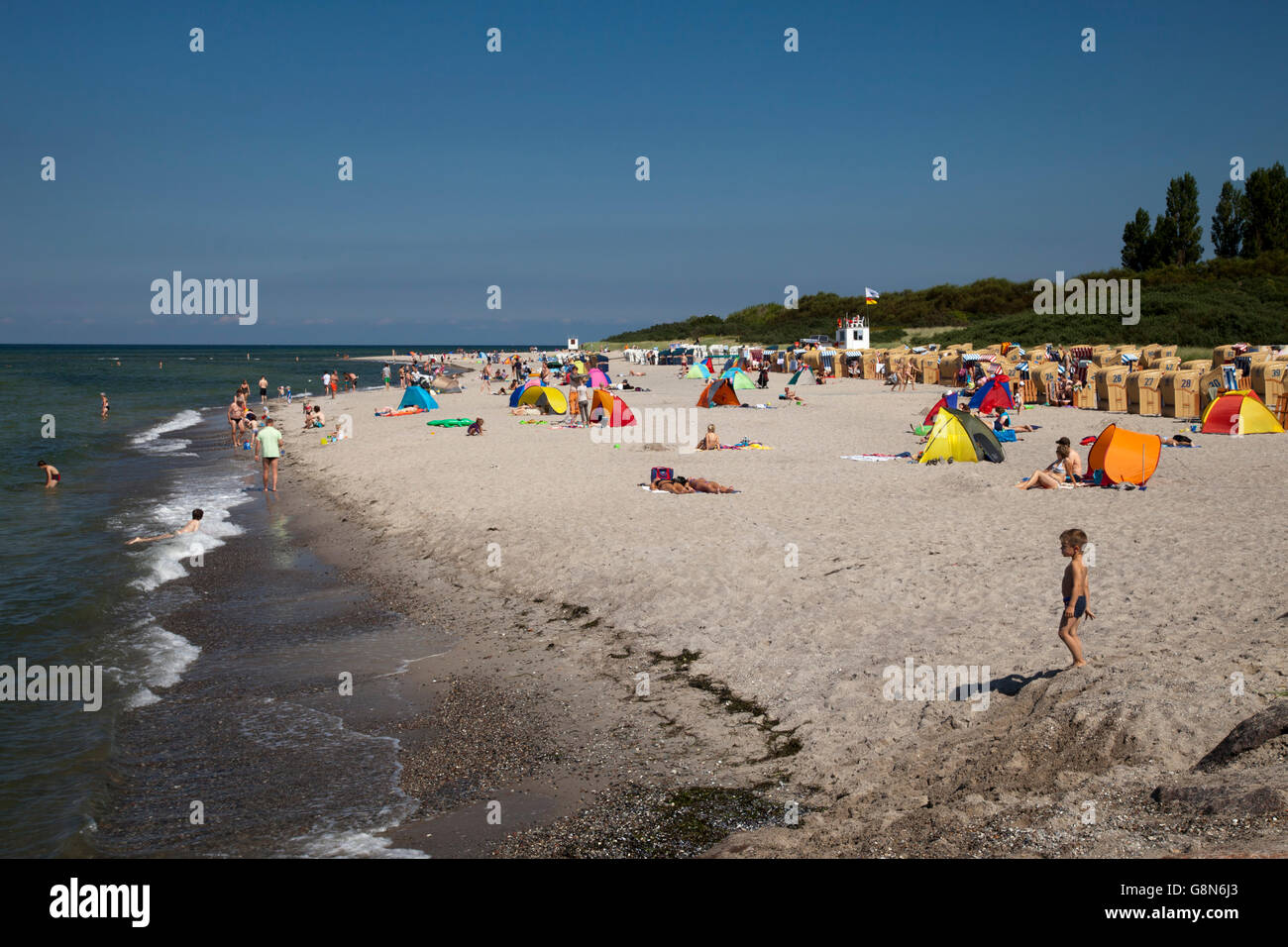 Spiaggia con i vacanzieri, Mar Baltico località di Timmendorf, Poel Isola, Meclemburgo-Pomerania Occidentale Foto Stock