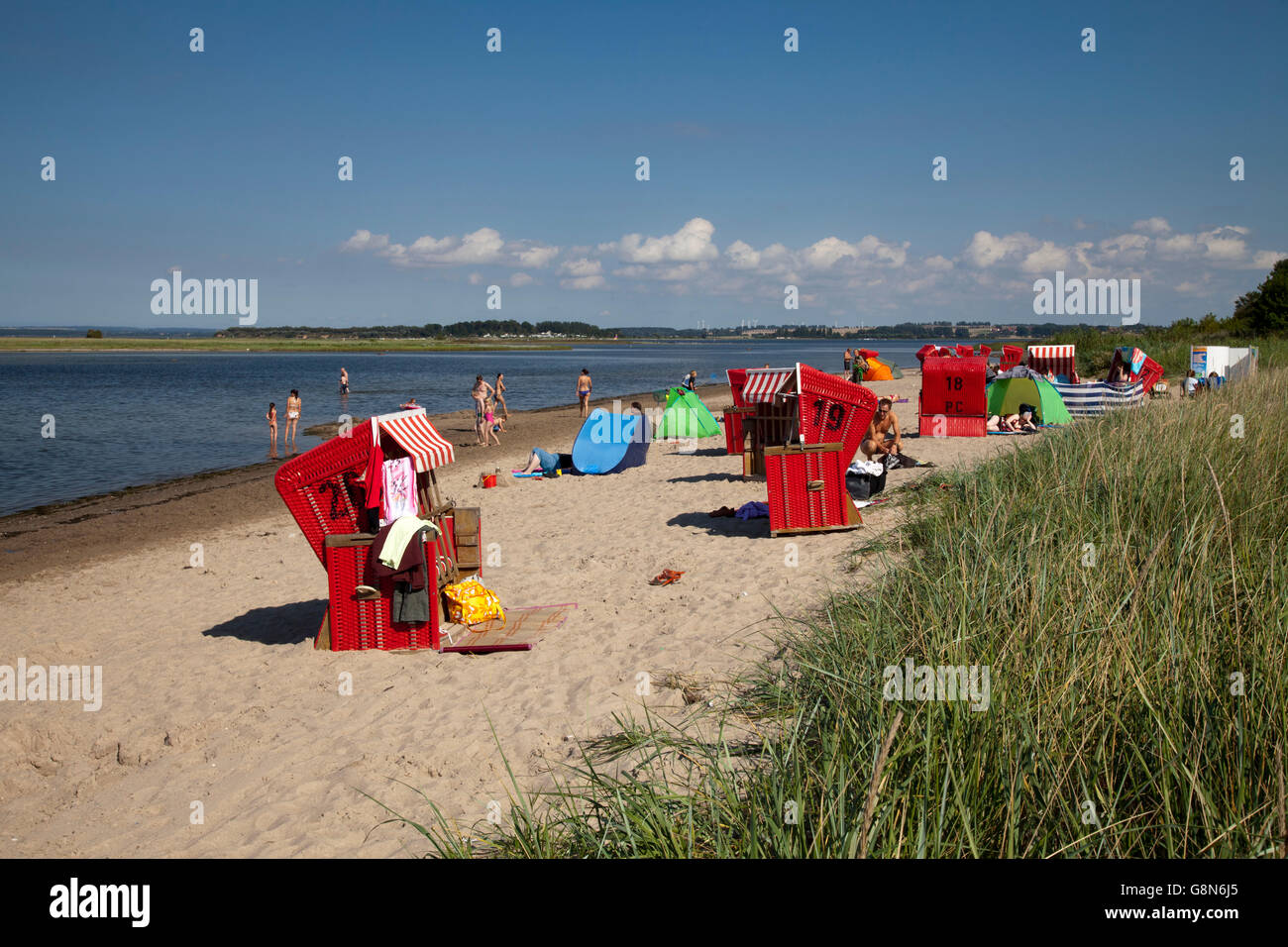 In vimini con tetto di sedie a sdraio sulla spiaggia, Mar Baltico località di Kaltenhof, Poel Isola, Meclemburgo-Pomerania Occidentale Foto Stock