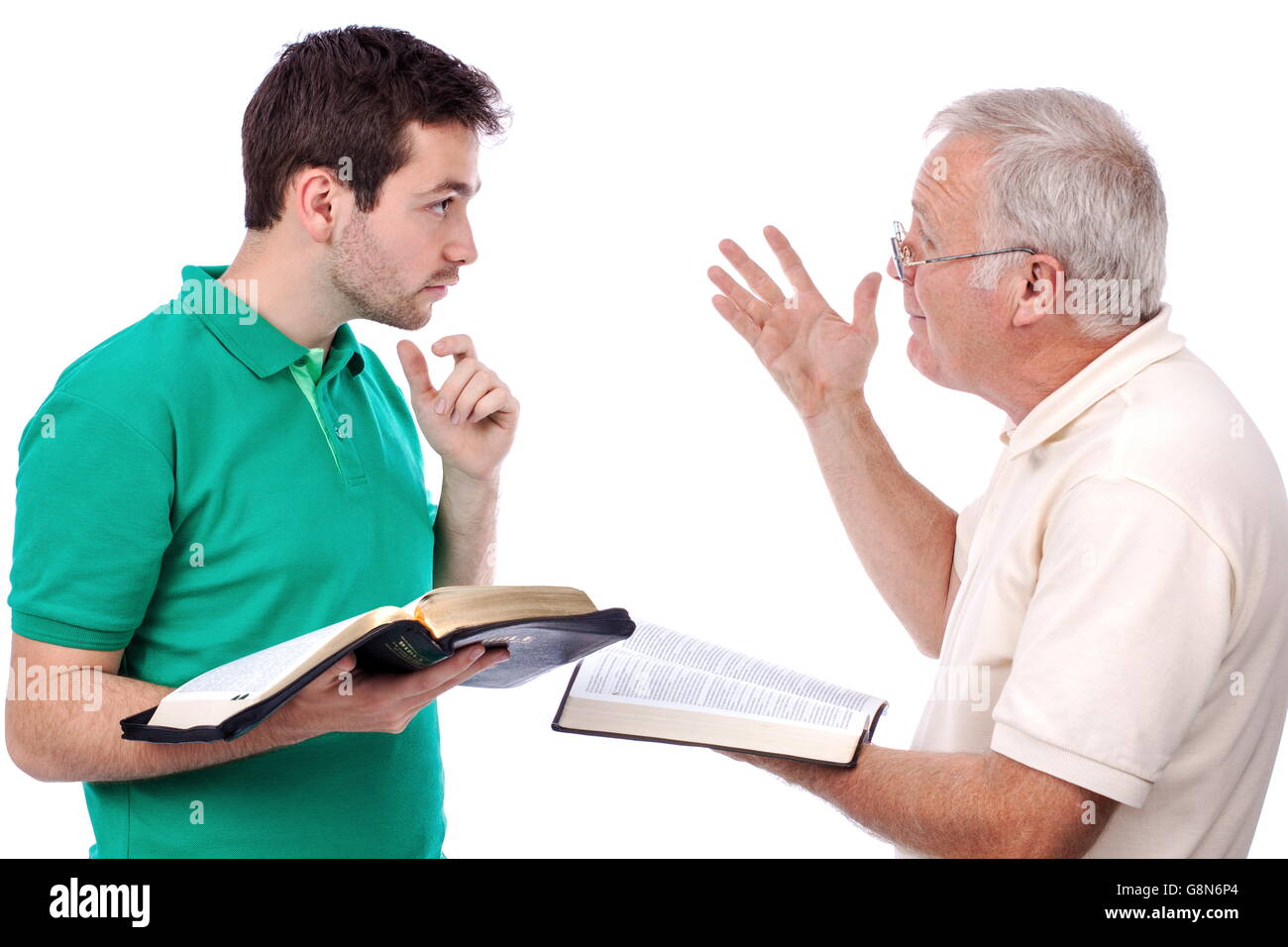 Il vecchio uomo condividendo le parole di Dio con un giovane uomo Foto Stock