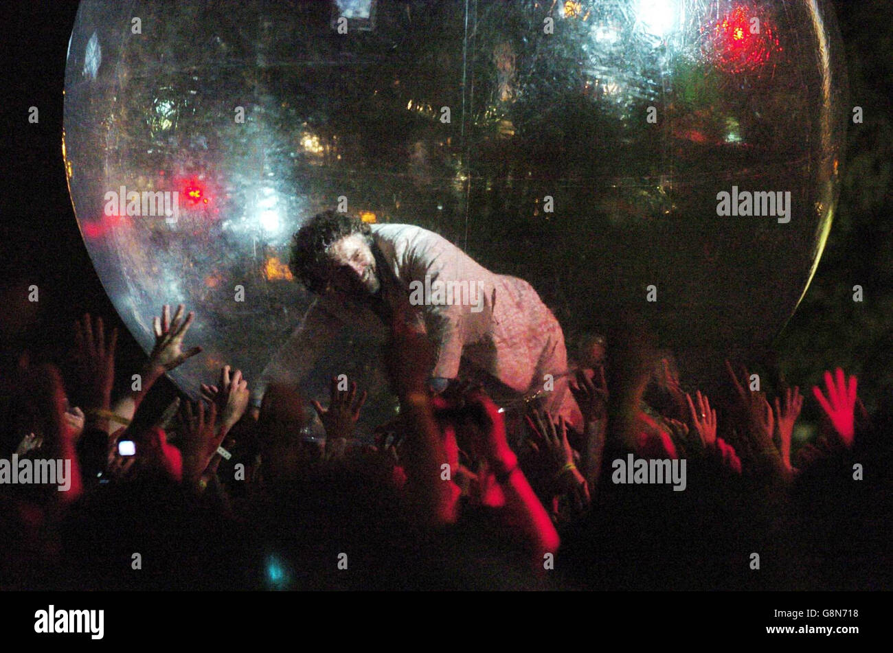 Wayne Coyne, cantante di Flaming Lips, si presenta nella folla all'interno di un'enorme sfera di plastica gonfiabile, prima di suonare con la sua band al festival di musica Electric picnic a Stradbally, Co Laois, sabato 03 settembre 2005. PREMERE ASSOCIAZIONE foto. Il credito fotografico dovrebbe essere: Haydn West/PA Foto Stock