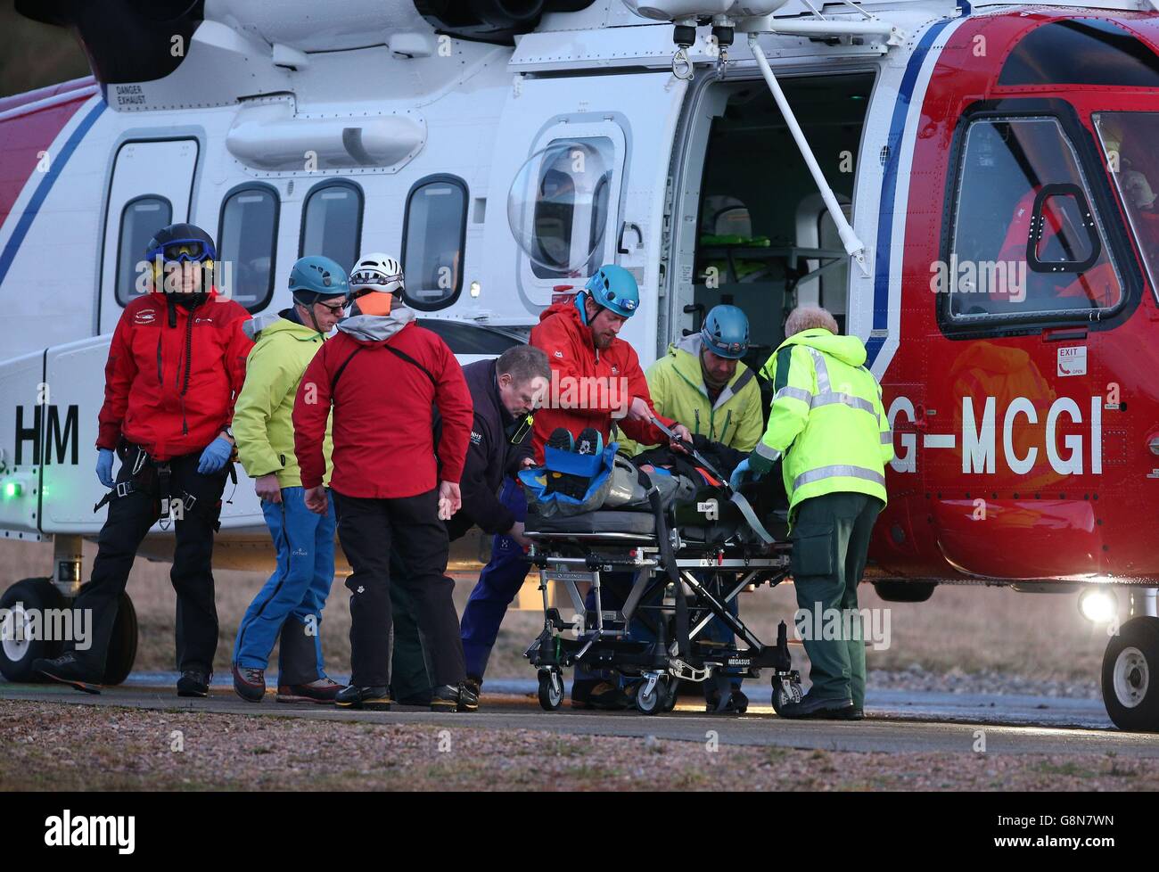 Un incidente è preso da un elicottero di ricerca e salvataggio dopo una valanga nella zona di Creag Meagaidh vicino a Fort William. Foto Stock